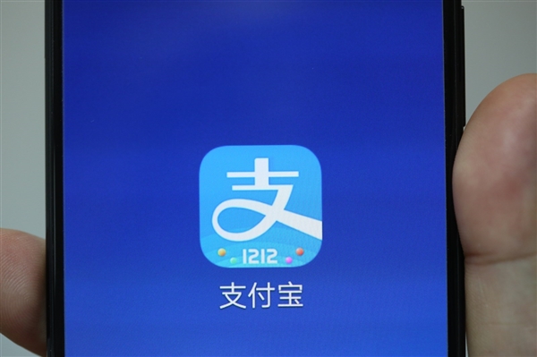 再也不用排隊(duì)交學(xué)費(fèi)了？再也不用擔(dān)心開學(xué)被擠爆了！